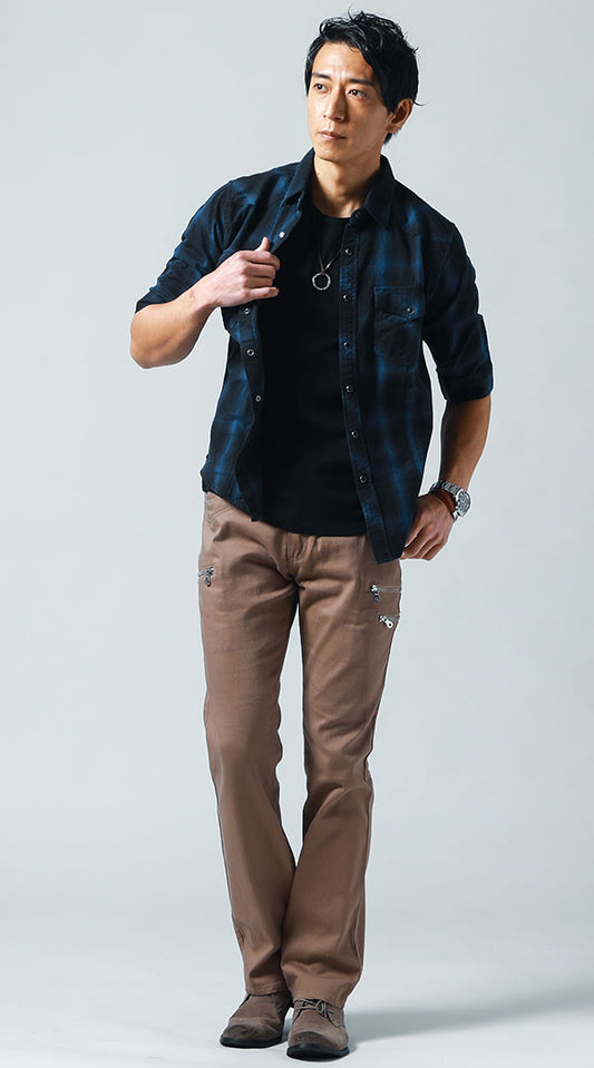 ブルーチェックシャツ　黒７分袖クルーネックＴシャツ　ベージュパンツ　snp_ja0301