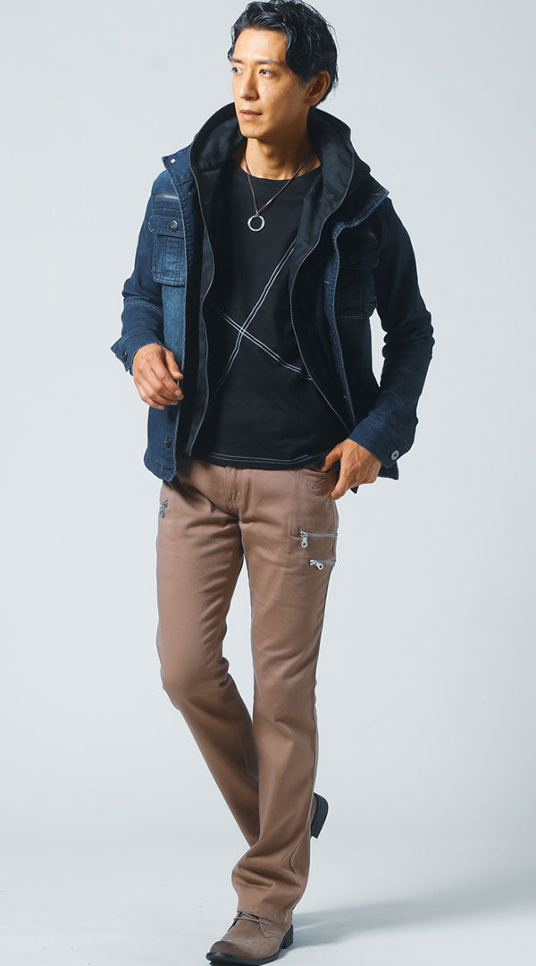 インディゴデニムジャケット 黒長袖Tシャツ ベージュチノパンツ