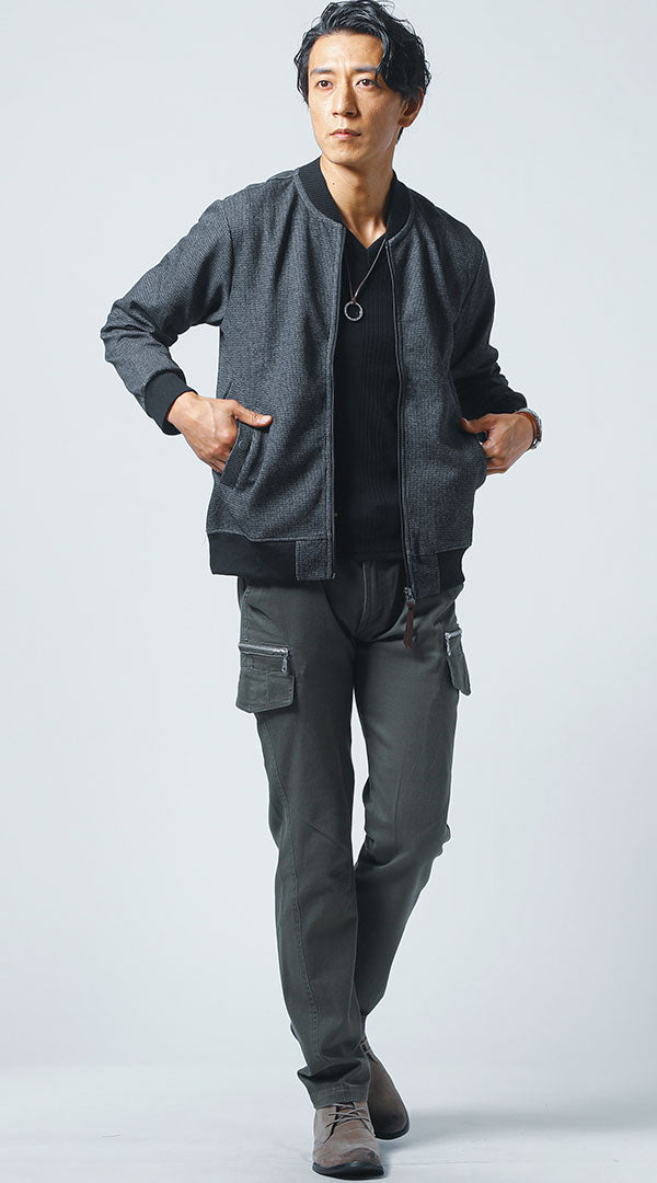 チャコールMA-1ジャケット 黒長袖Tシャツ オリーブカーゴパンツ