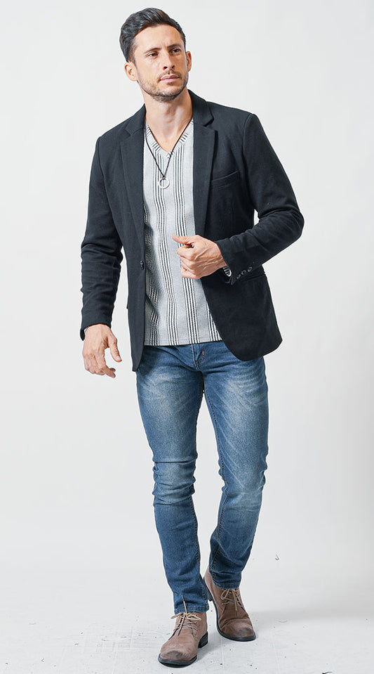 【がっちり体型】黒テーラードジャケット　白VネックTシャツ　ネイビーデニムパンツ　ベージュブーツ　snp_mu1470
