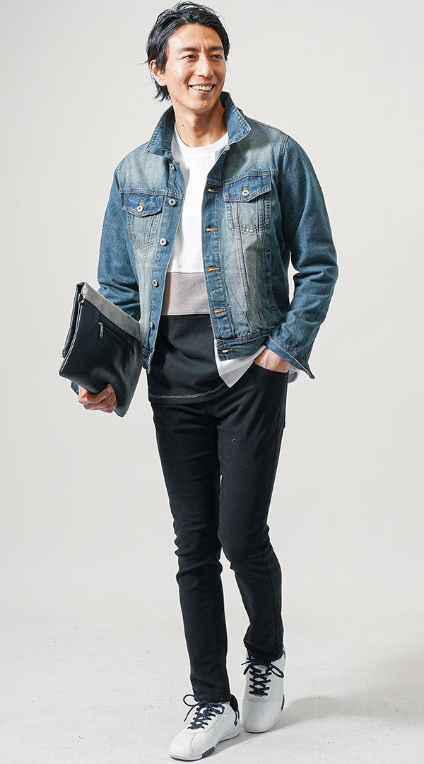 ネイビーデニムジャケット 白スウェット 黒テーパードパンツ 白