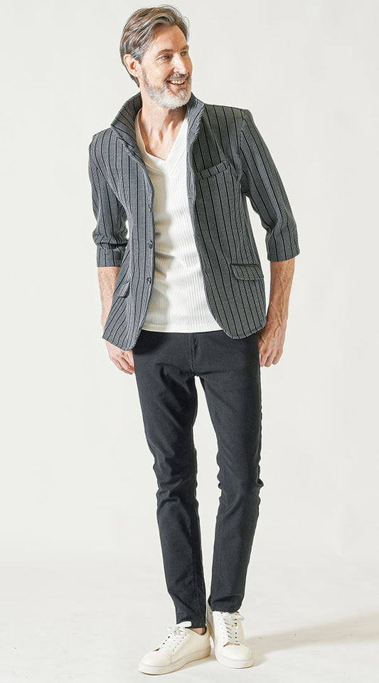【60代】グレー黒7分袖ジャケット　白VネックTシャツ　黒チノパンツ　snp_nw0366