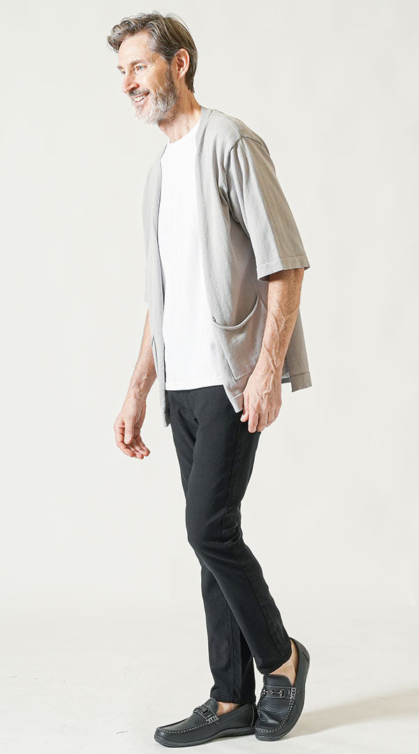 【60代】グレーカーディガン　白半袖Tシャツ　黒テーパードアンクルパンツ　snp_nw1041