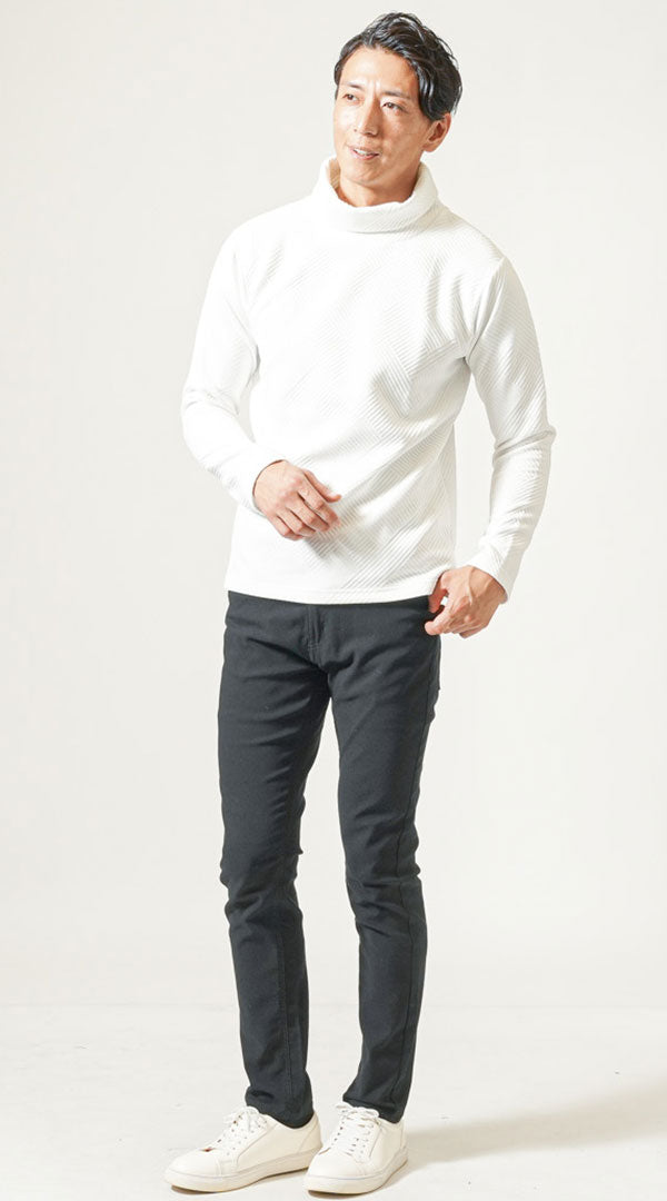 白長袖タートルネックTシャツ　黒テーパードパンツ　白スニーカー　メンズ コーデ 40代 50代 男性 秋 冬 に合う おすすめ 人気 着こなし おしゃれ かっこいい
