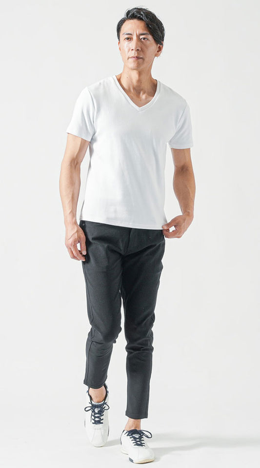 白半袖VネックTシャツ　黒スキニーテーパードアンクルチノパンツ　白スニーカー　snp_os0114