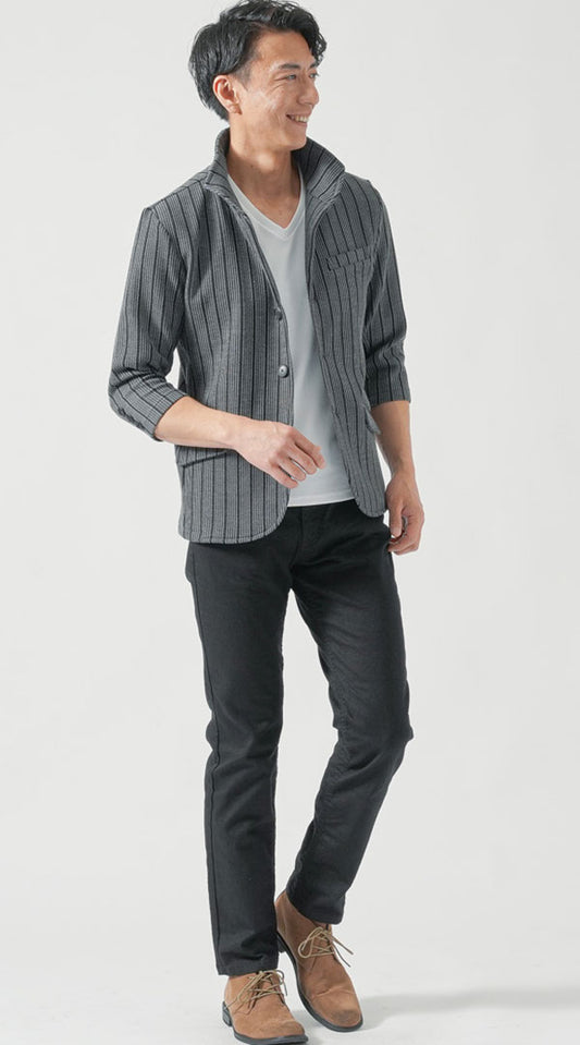 グレー×ブラック7分袖ジャケット　白半袖VネックTシャツ　黒テーパードチノパンツ　ベージュブーツ　snp_os0295