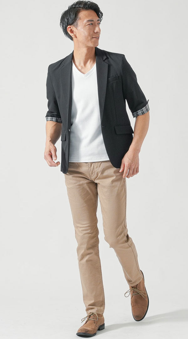 黒七分袖ジャケット　白半袖VネックTシャツ　ベージュテーパードチノパンツ　ベージュブーツ　メンズ コーデ 40代 50代 男性 人気 春 夏 に合う おすすめ 着こなし おしゃれ かっこいい