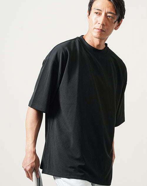 メンズ黒Tシャツで30代の男らしさを演出する着こなしコーデと【人気