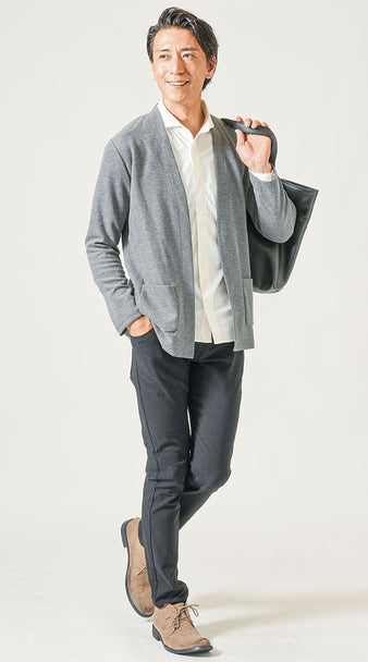 メンズにおすすめのグレーカーディガンとバンドカラーシャツを使ったリラックス感のある大人の秋コーデ