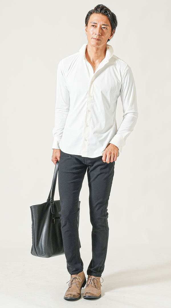白長袖シャツ　黒テーパードパンツ　ベージュブーツ　メンズ コーデ 40代 50代 男性 秋 春 に合う おすすめ 着こなし おしゃれ かっこいい 人気