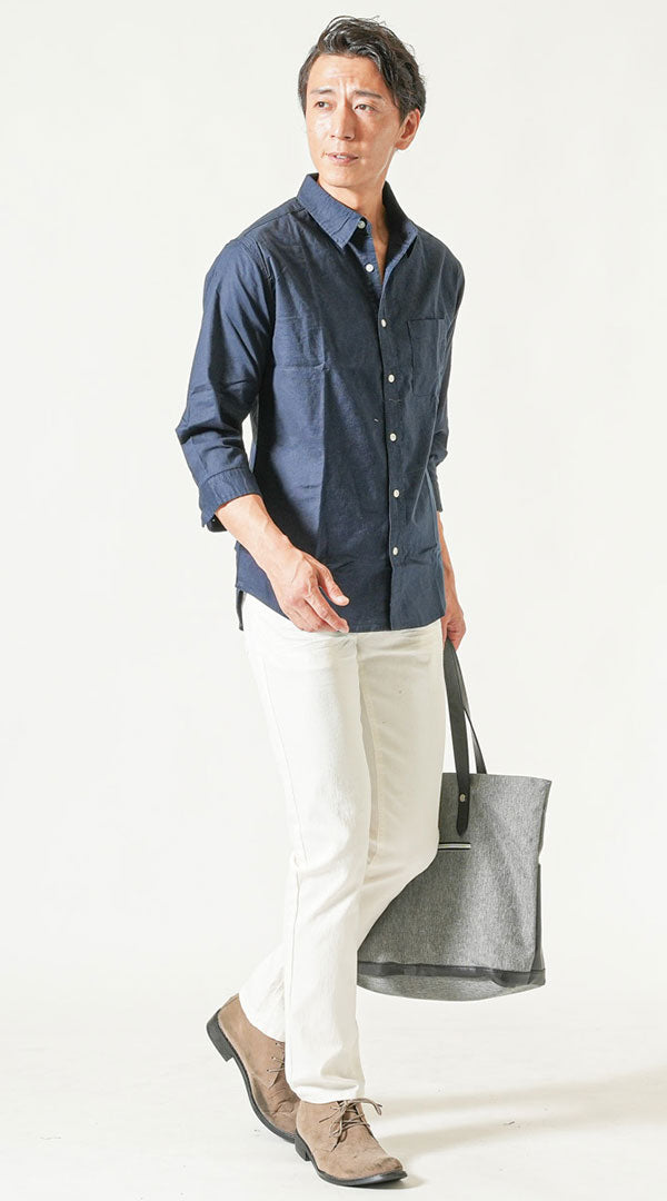 ネイビーのシャツと白パンツを合わせた夏の大人の青シャツコーデ