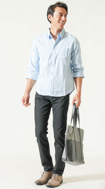 メンズにおすすめの最低気温22度コーデ サックスブルーシャツと黒パンツスタイル