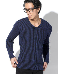 Vネックネイビーニットセーター