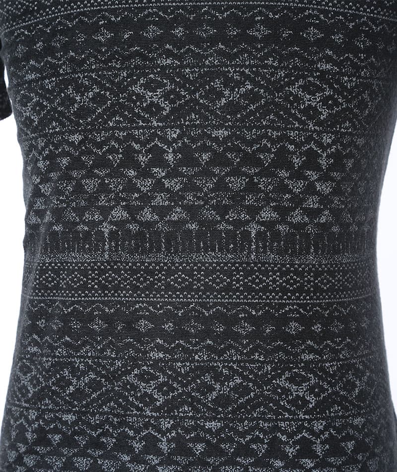 ジャガードデザインVネックTシャツ