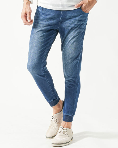 メンズにおすすめの濃色デニム調細身ジョガーパンツで脚をすっきり見せる