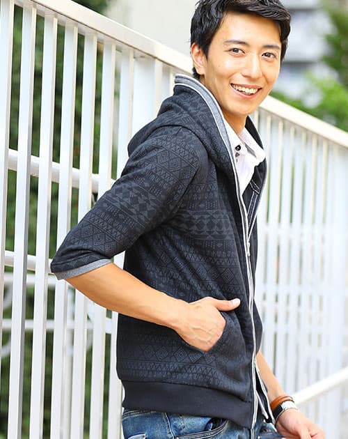 うっすらとしたジャガード柄と立体的なダブルフード、細身で短めの着丈によって春夏の黒パーカーを暑苦しくラフに見せにくい40代50代向け5分袖ジップパーカー