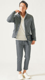 上下で色のトーンを揃えたコーディネート