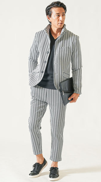 ストライプジャケット×黒靴コーディネート