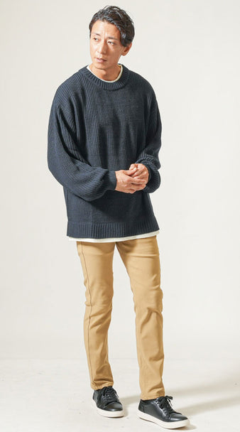 メンズにおすすめのネイビーセーターとベージュパンツを合わせた大人の抜け感コーディネート例