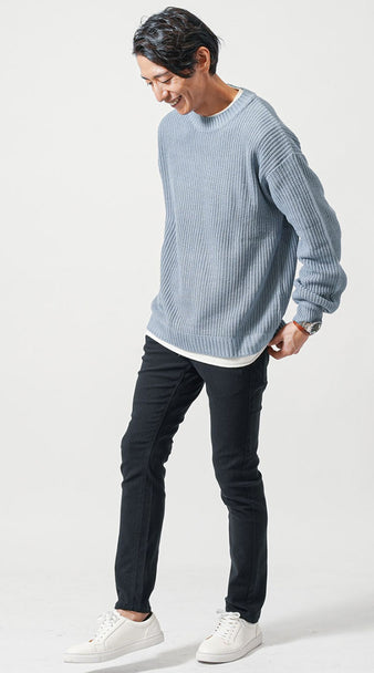 メンズにおすすめの20代向けデートニットコーデ 清潔感のあるライトカラーのニットと細身パンツで爽やかにまとめた着こなし