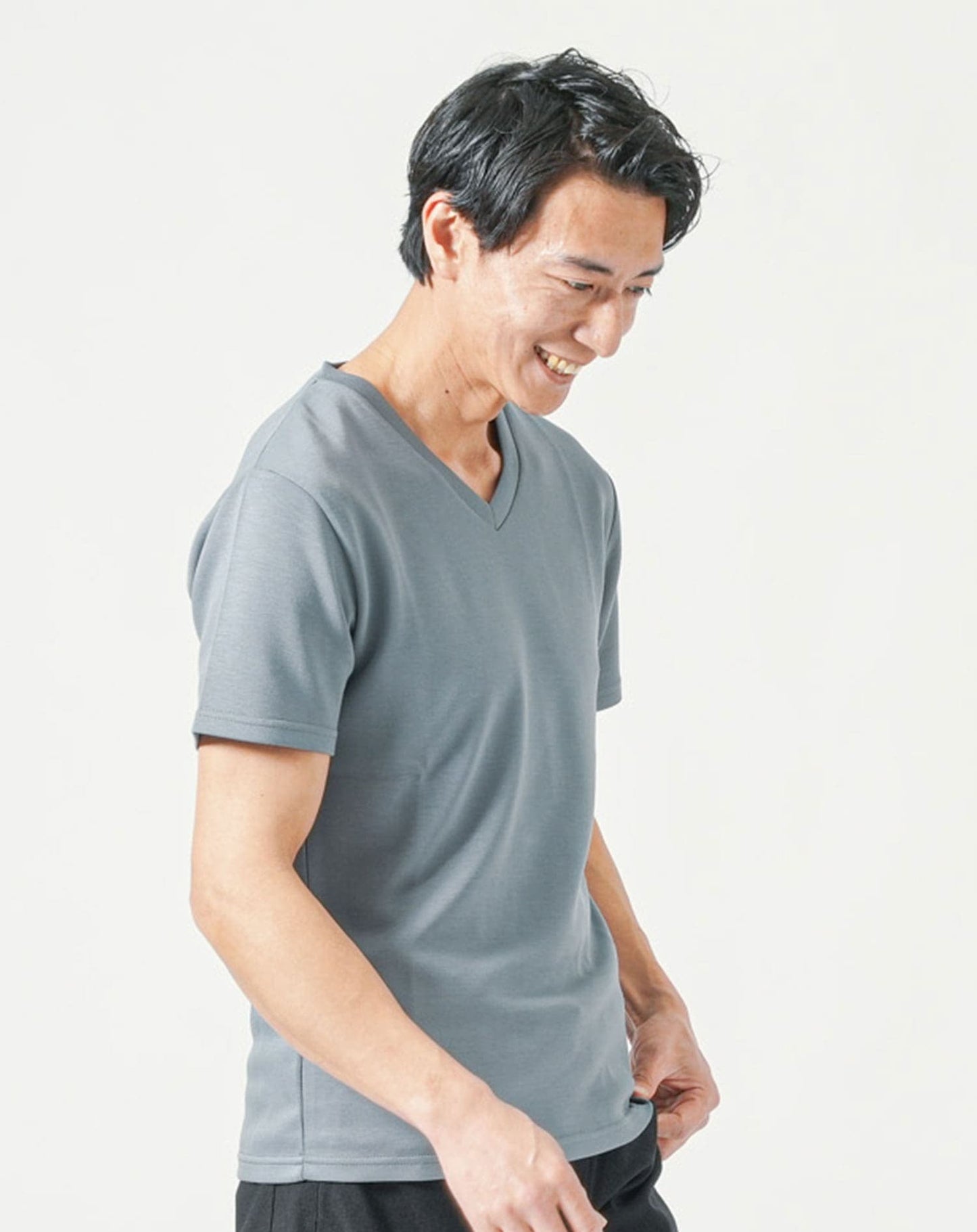 厚手生地＆接触冷感スリムフィット半袖VネックTシャツ