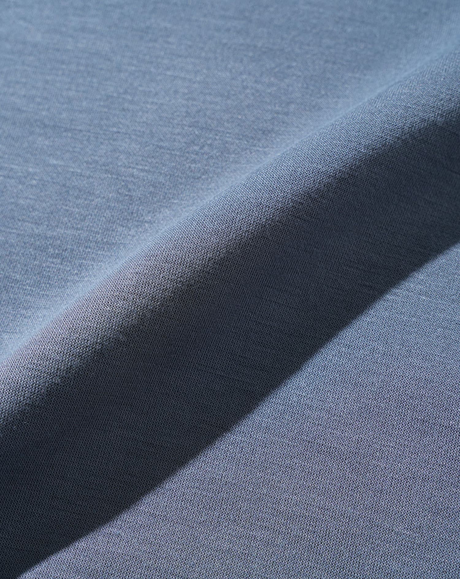 厚手生地＆接触冷感スリムフィット半袖VネックTシャツ