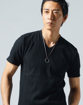 深すぎないVネックで大人っぽく見せるランダムテレコ素材半袖スリムVネックTシャツ