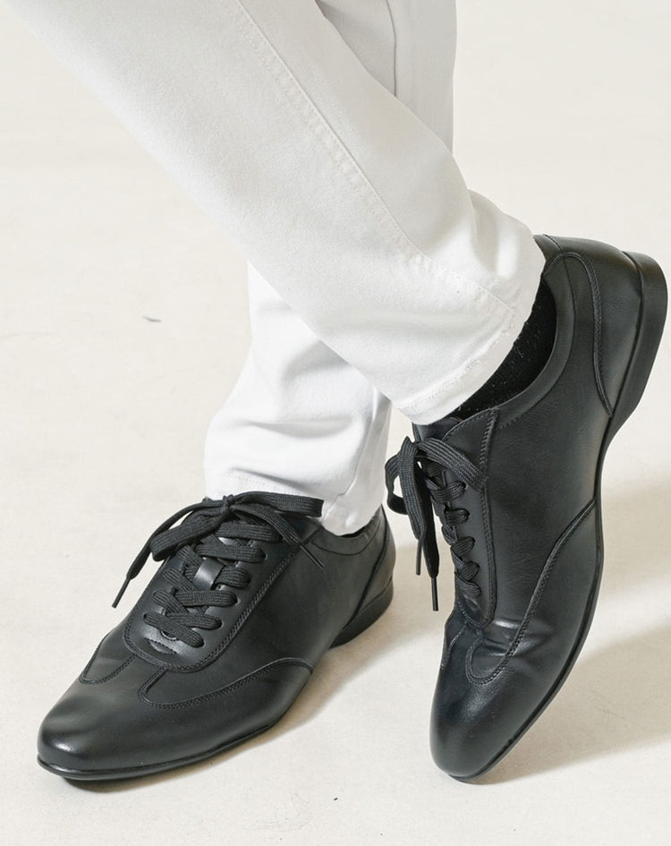 50代メンズにおすすめの細身レザー調黒スニーカー