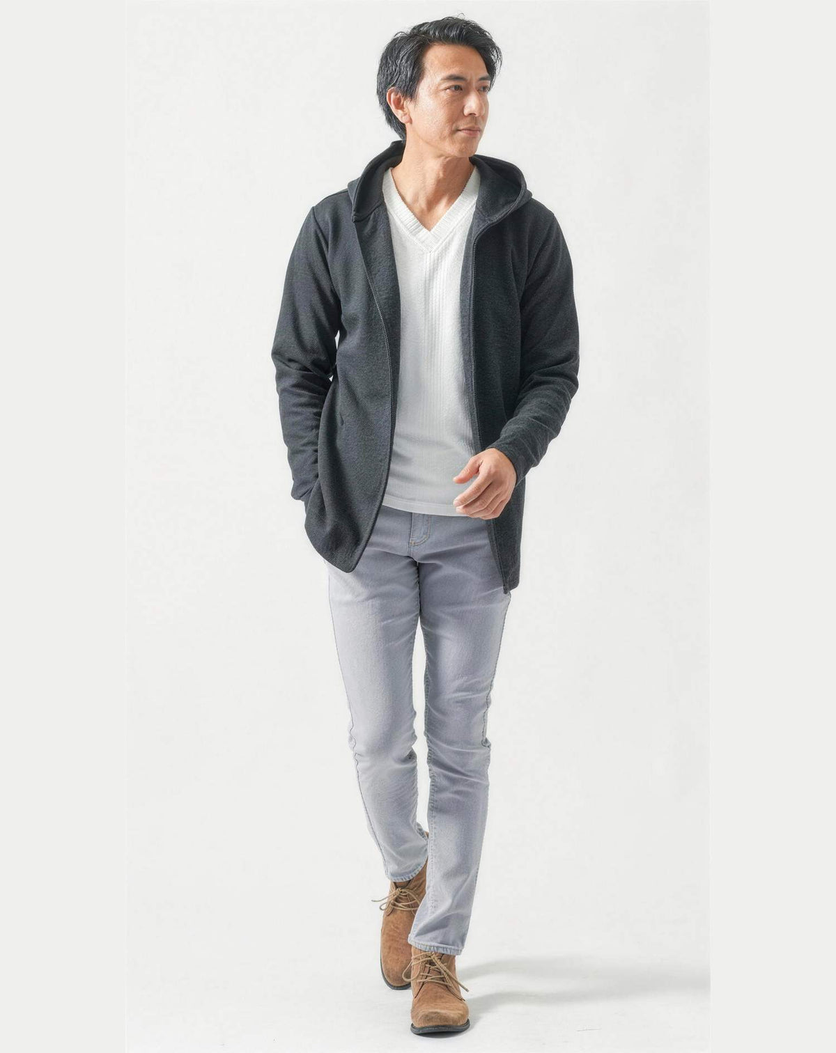 遊園地40代50代の服装3点メンズコーデセット  黒ロングフーディガン×白VネックTシャツ×グレースキニーテーパードチノパンツ