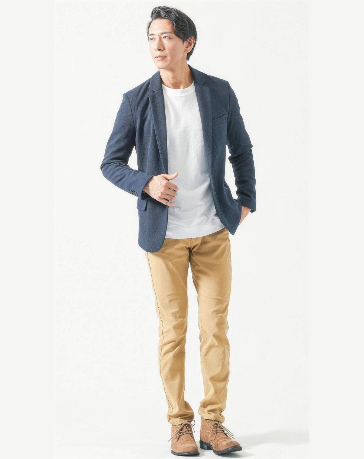 遊園地40代50代の服装3点メンズコーデセット  ネイビーテーラードジャケット×白クルーネックTシャツ×ベージュスキニーテーパードチノパンツ