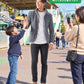 遊園地40代50代の服装3点メンズコーデセット  グレーカラージャケット×白クルーネックTシャツ×黒スキニーテーパードチノパンツ