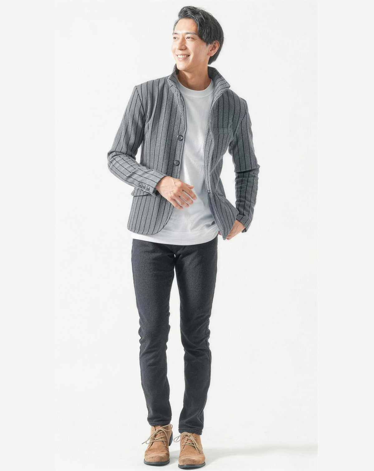 遊園地40代50代の服装3点メンズコーデセット  グレーカラージャケット×白クルーネックTシャツ×黒スキニーテーパードチノパンツ