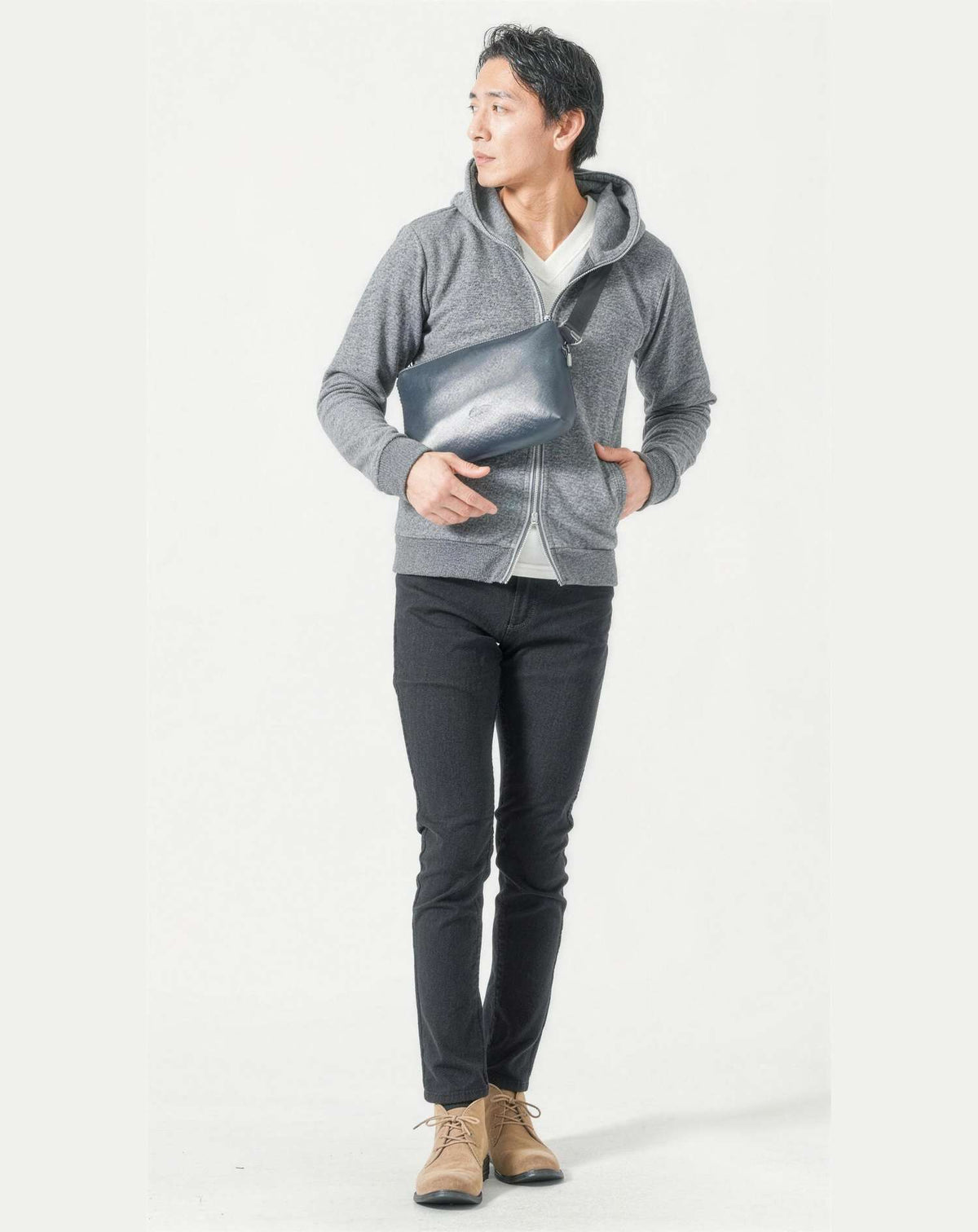 遊園地40代50代の服装3点メンズコーデセット  グレージップパーカー×白VネックTシャツ×黒スキニーチノパンツ