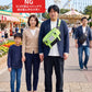 遊園地40代50代の服装3点メンズコーデセット  グレージップパーカー×白VネックTシャツ×黒スキニーチノパンツ