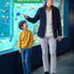 水族館40代50代の服装3点メンズコーデセット  ネイビースタンドカラージャケット×白VネックTシャツ×グレーストレッチスキニーカラーチノパンツ