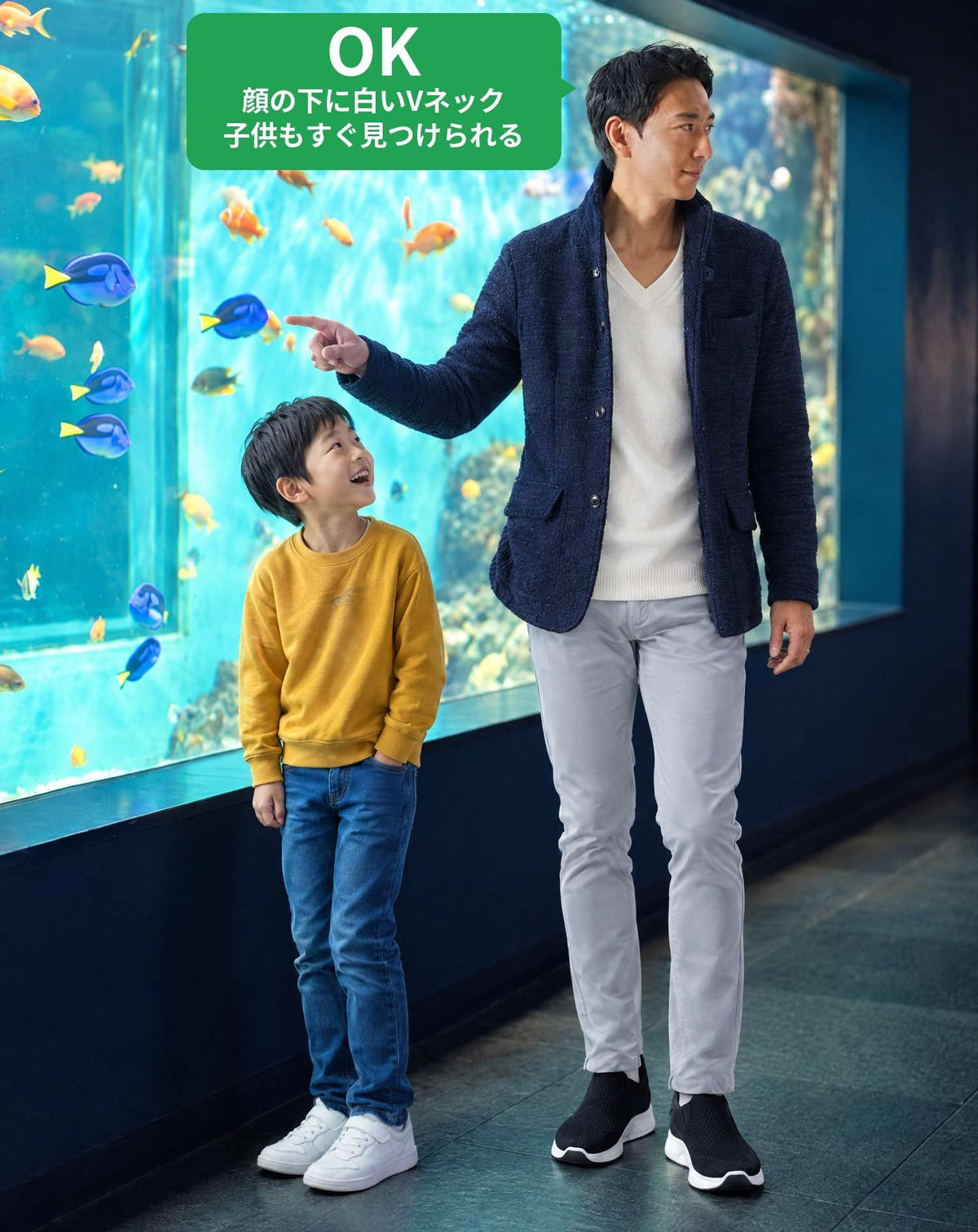 水族館40代50代の服装3点メンズコーデセット  ネイビースタンドカラージャケット×白VネックTシャツ×グレーストレッチスキニーカラーチノパンツ