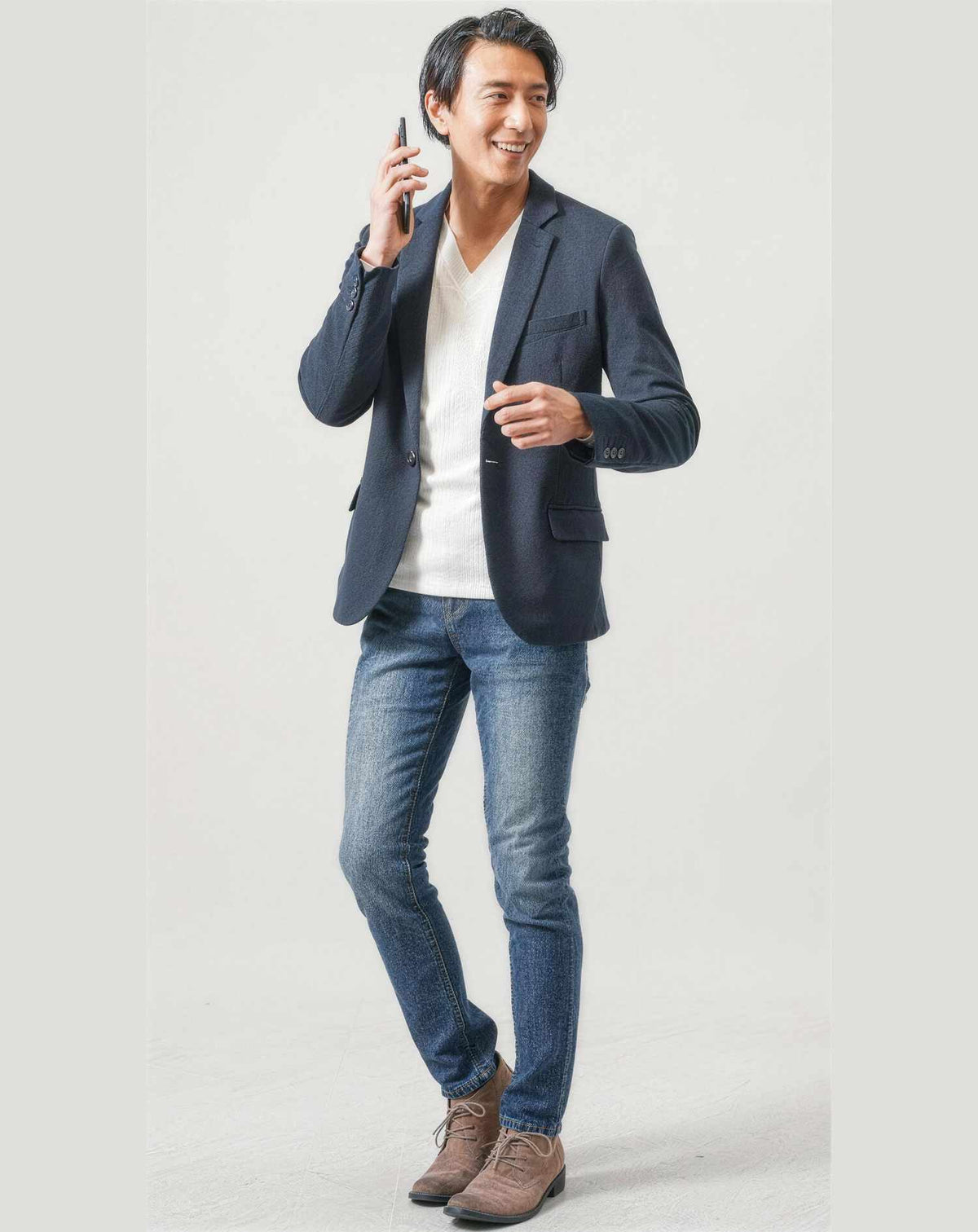 水族館40代50代の服装3点メンズコーデセット  ネイビーテーラードジャケット×白VネックTシャツ×ネイビーデニムパンツ