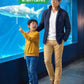水族館40代50代の服装3点メンズコーデセット  ネイビースタンドカラージャケット×白VネックTシャツ×ベージュスキニーテーパードチノパンツ