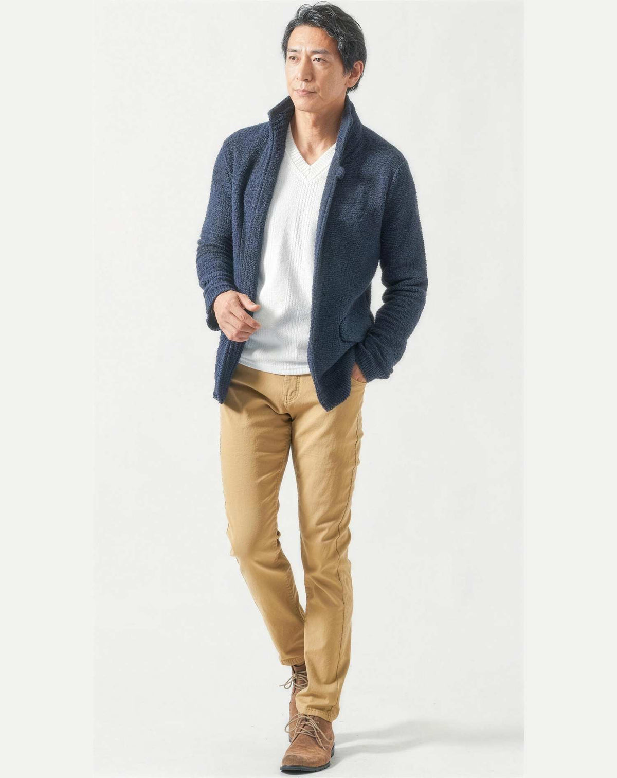 水族館40代50代の服装3点メンズコーデセット  ネイビースタンドカラージャケット×白VネックTシャツ×ベージュスキニーテーパードチノパンツ