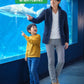 水族館40代50代の服装3点メンズコーデセット  ネイビースタンドカラージャケット×白VネックTシャツ×グレースキニーチノパンツ