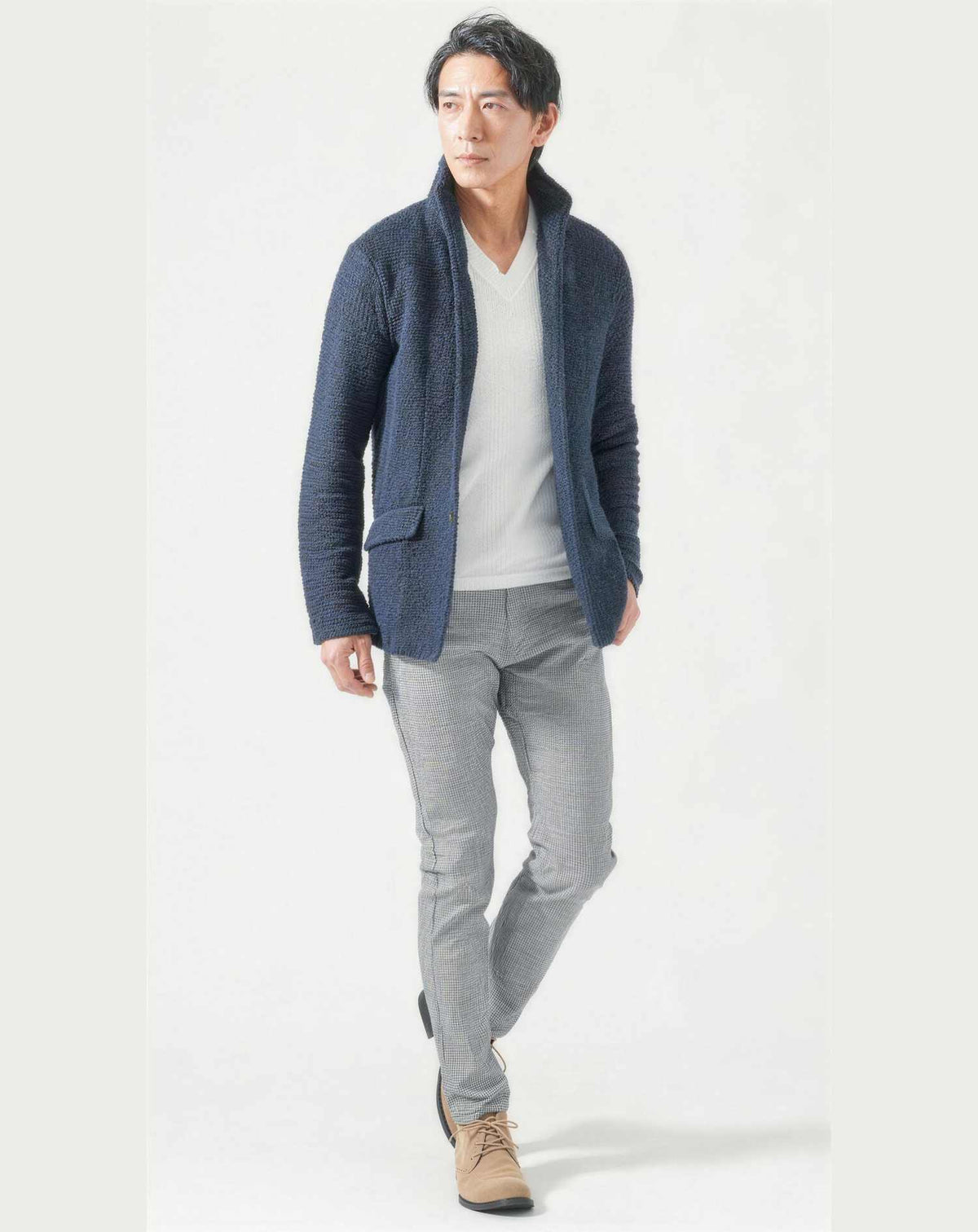 水族館40代50代の服装3点メンズコーデセット  ネイビースタンドカラージャケット×白VネックTシャツ×グレースキニーチノパンツ