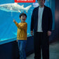 水族館40代50代の服装3点メンズコーデセット  ネイビースタンドカラージャケット×白VネックTシャツ×グレースキニーチノパンツ