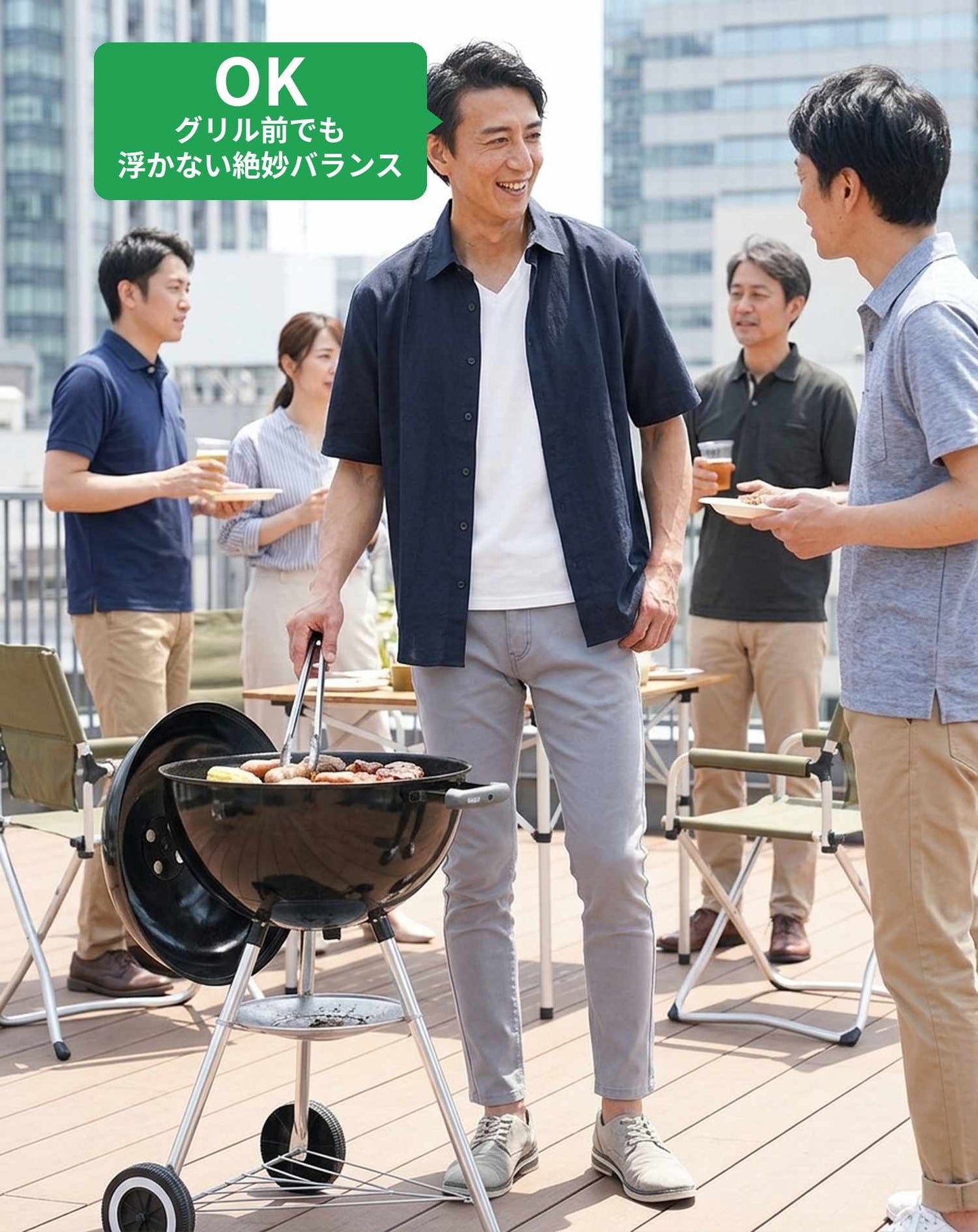 会社のバーベキュー（BBQ）春～秋40代50代の服装3点メンズコーデセット ネイビー半袖シャツ×白Vネック半袖Tシャツ×グレーパンツ