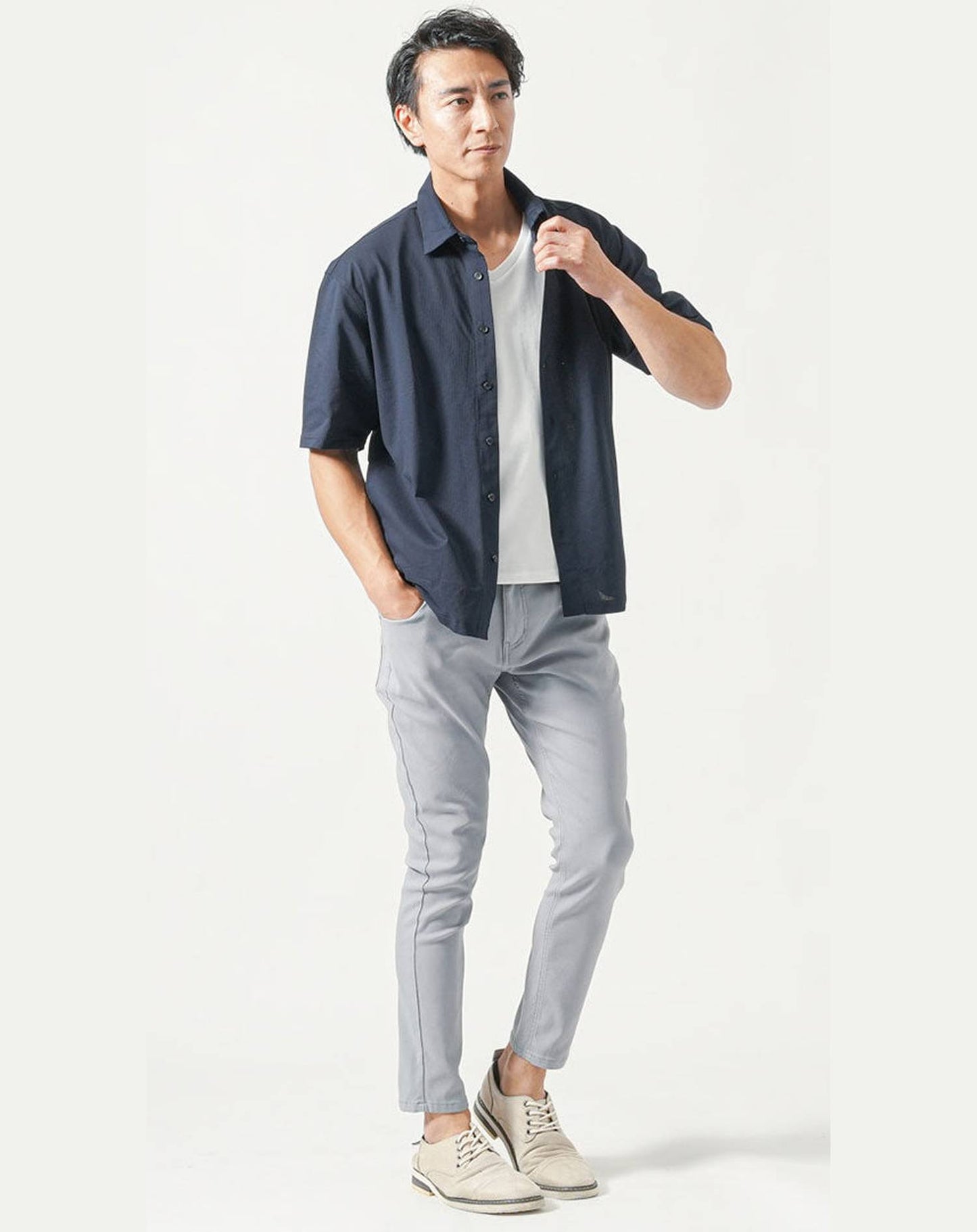 会社のバーベキュー（BBQ）春～秋40代50代の服装3点メンズコーデセット ネイビー半袖シャツ×白Vネック半袖Tシャツ×グレーパンツ