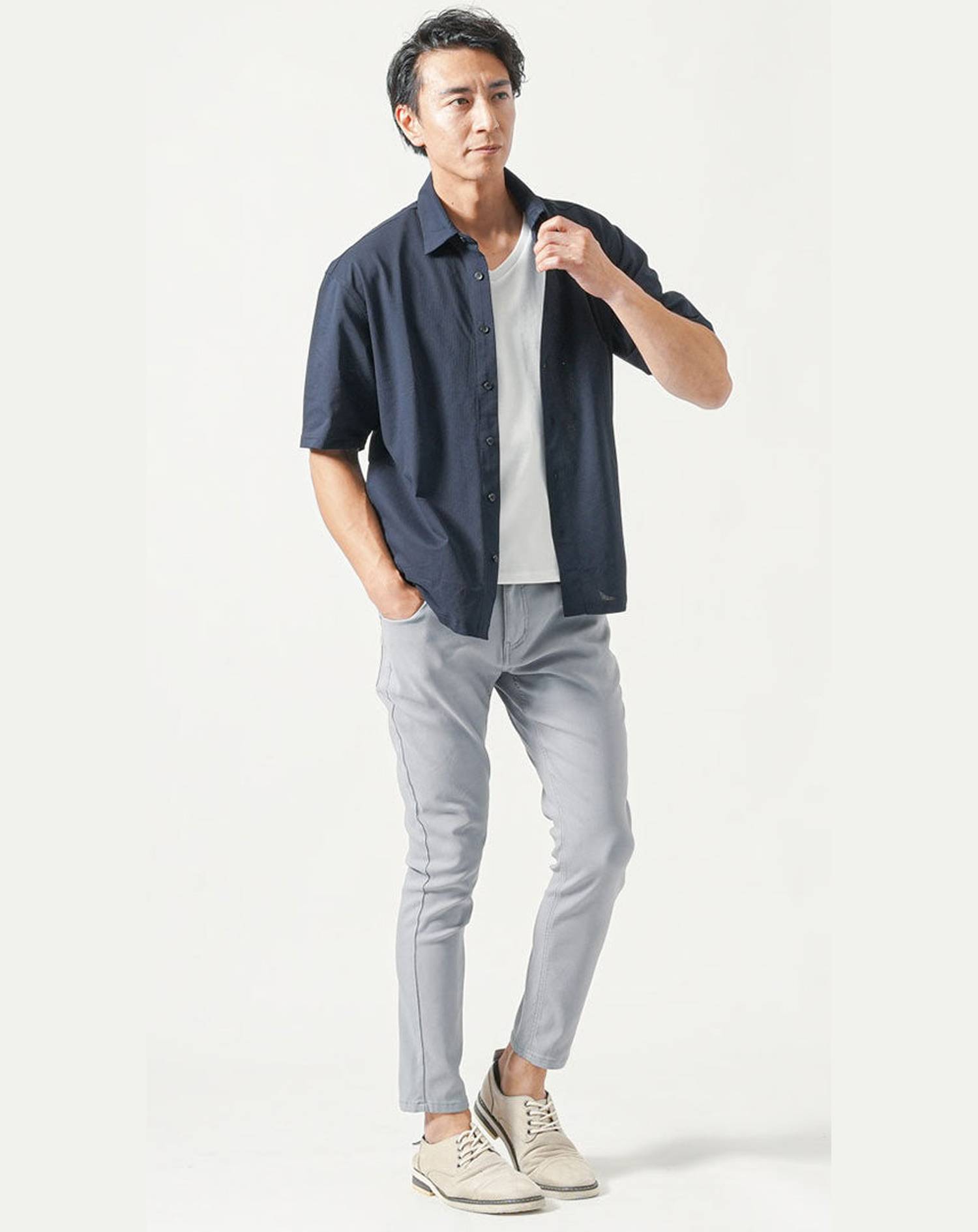 会社のバーベキュー（BBQ）春～秋40代50代の服装3点メンズコーデセット ネイビー半袖シャツ×白Vネック半袖Tシャツ×グレーパンツ