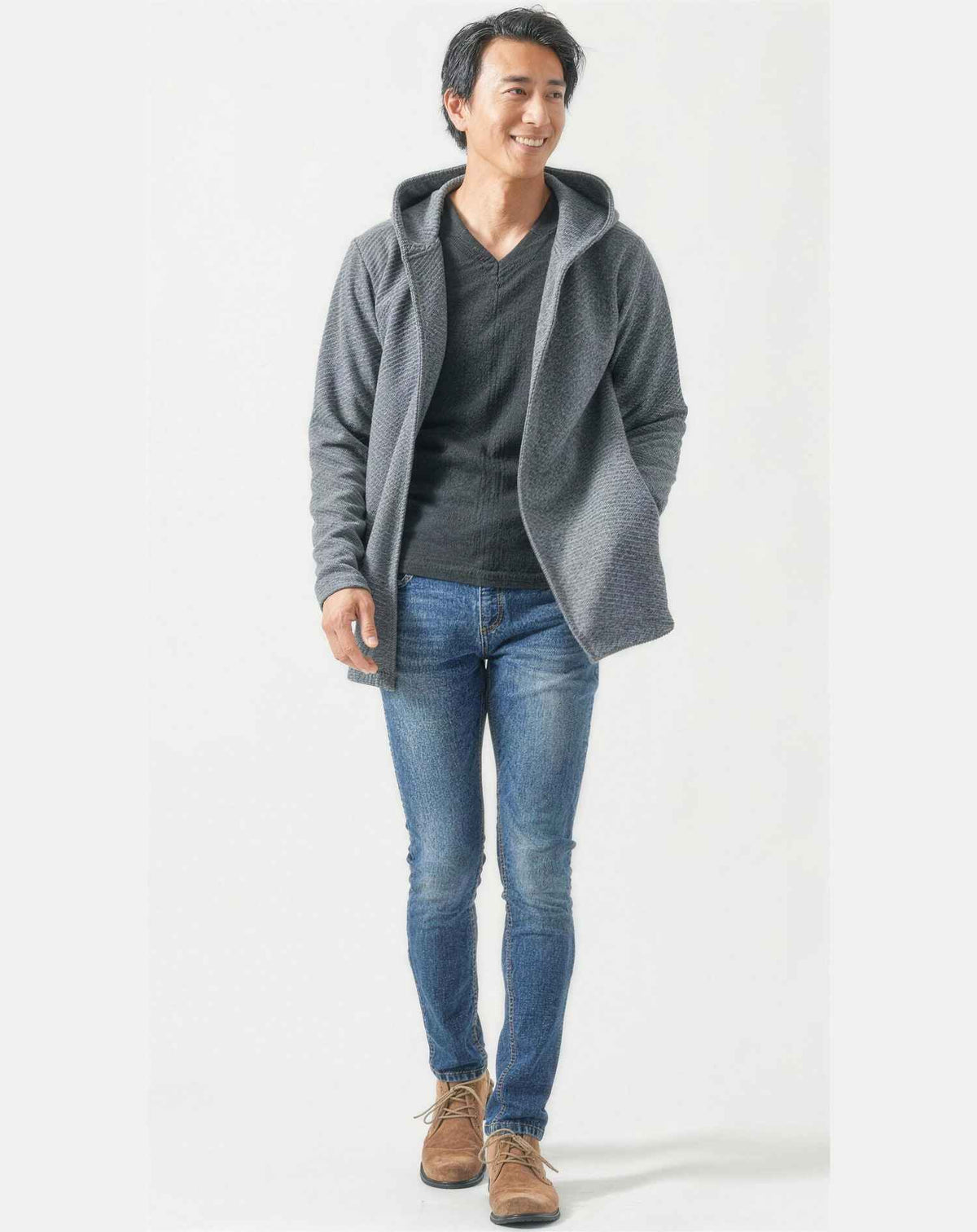 バーベキュー（BBQ）40代50代の服装3点メンズコーデセット チャコールグレーフーディガン×黒VネックTシャツ×ネイビーデニムパンツ