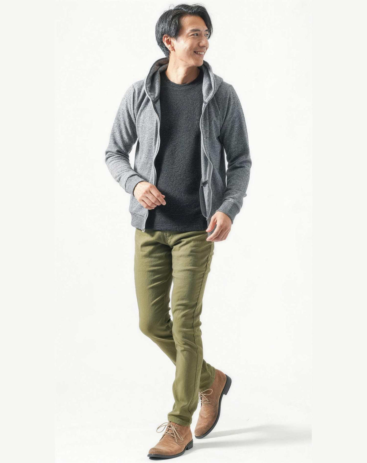 バーベキュー（BBQ）40代50代の服装3点メンズコーデセット グレーパーカー×黒クルーネックTシャツ×カーキスキニーチノパンツ