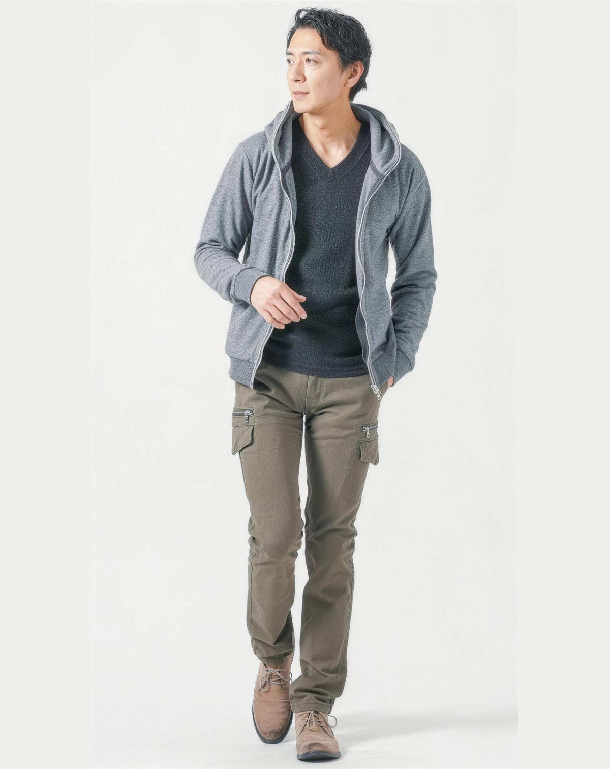 バーベキュー（BBQ）40代50代の服装3点メンズコーデセット グレーパーカー×黒クルーネックTシャツ×カーキスキニーチノパンツ