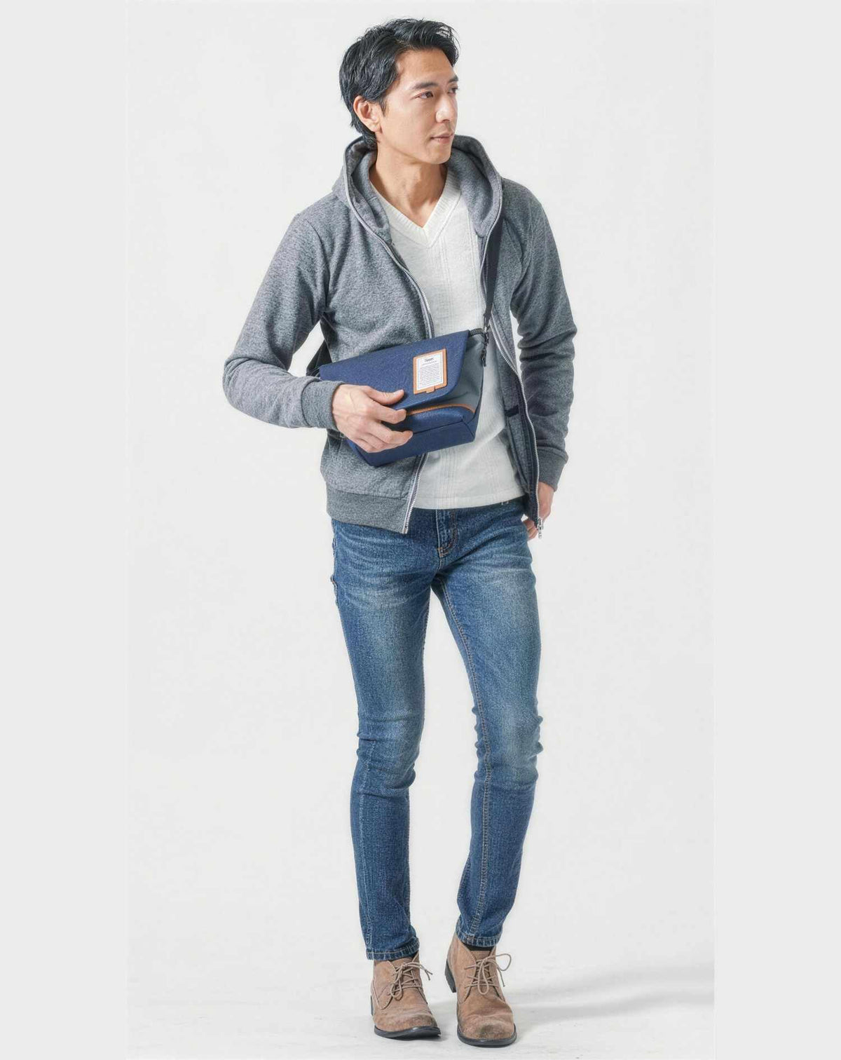 バーベキュー（BBQ）40代50代の服装3点メンズコーデセット グレーパーカー×白VネックTシャツ×ネイビーテーパードデニムパンツ