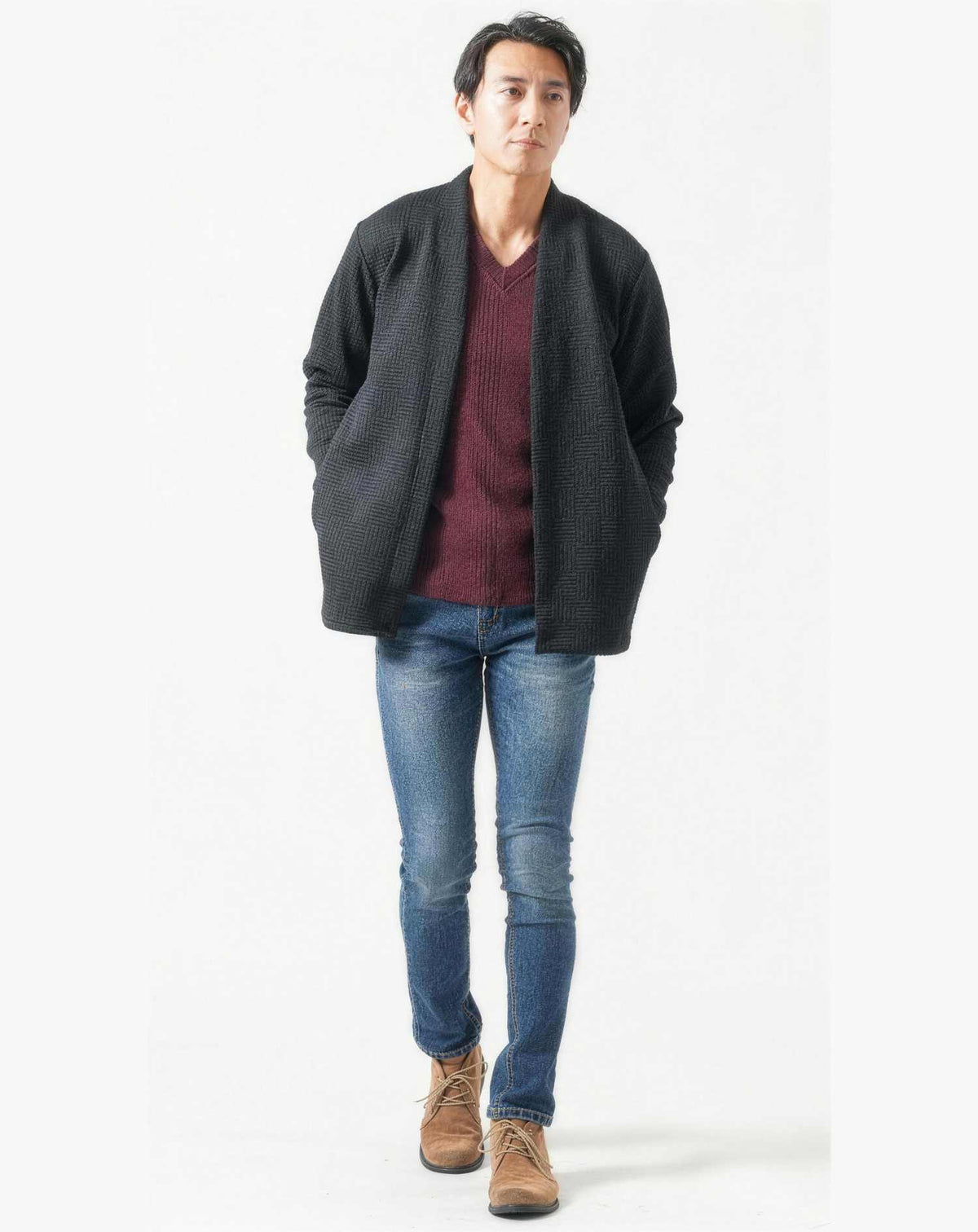 バーベキュー（BBQ）40代50代の服装3点メンズコーデセット 黒カーディガン×ワインVネックTシャツ×ネイビーテーパードデニムパンツ